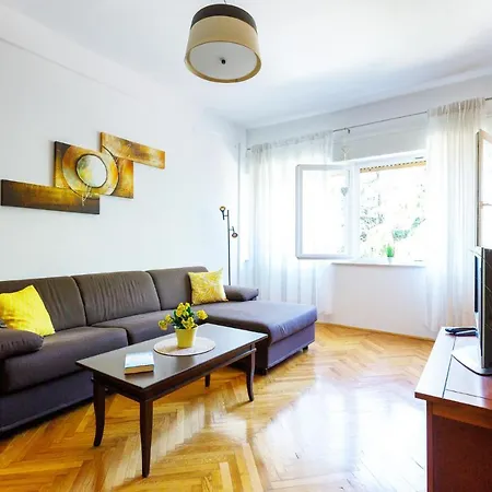 Place2bpula-100m From Amphitheater Apartment